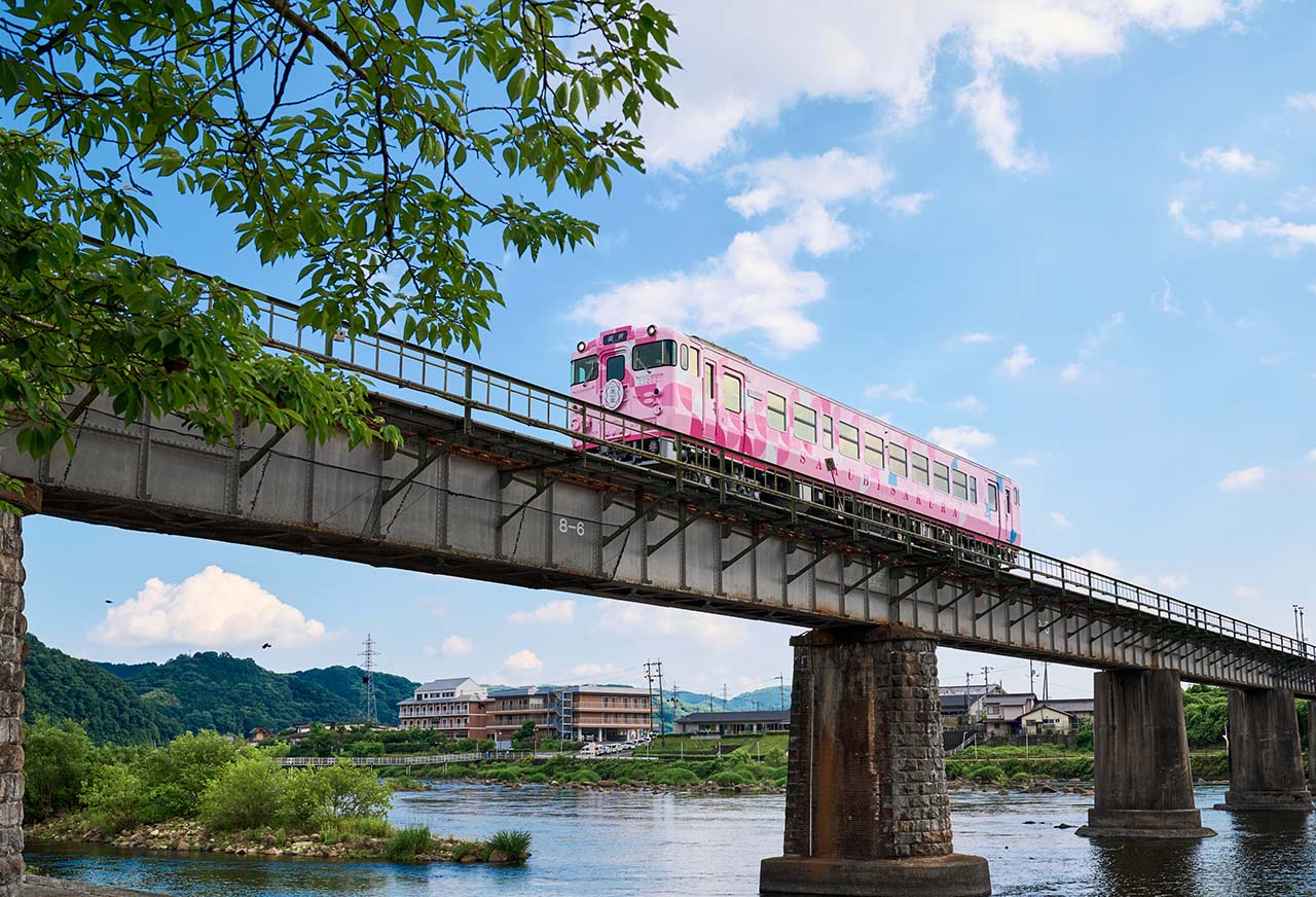 【観光列車の旅】桜咲く季節にぴったり！岡山県北部を走る、春色きらめく観光列車「ＳＡＫＵ美ＳＡＫＵ楽」